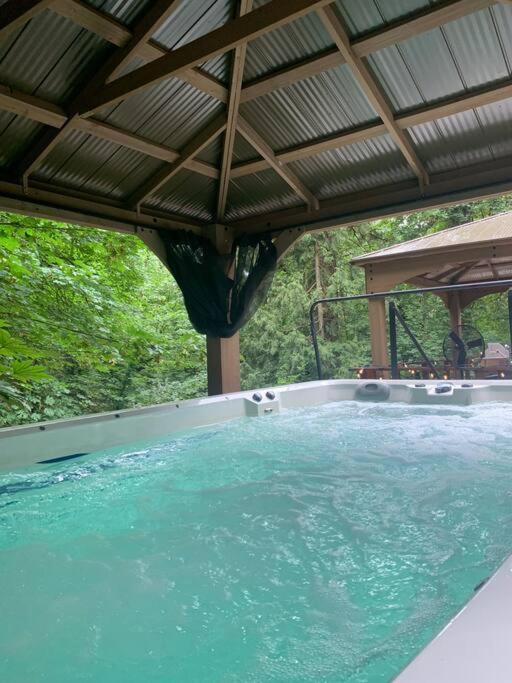 Serene Oasis Getaway With Sauna And A Swim Spa. Portland Exterior foto